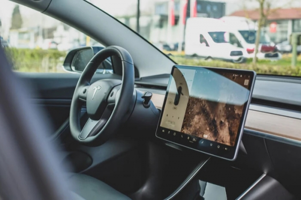 Развитие системы автономного вождения Tesla: новое поколение FSD, проблемы с безопасностью и судебные разбирательства