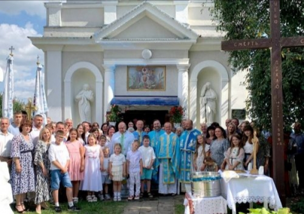 Святкова подія в храмі Тернопільщини: молитва за мир та вшанування Героїв України