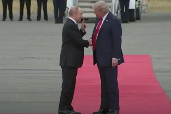 Загадки внешнего вида Владимира Путина на встрече с Дональдом Трампом: экзоскелет или скрытые платформы?