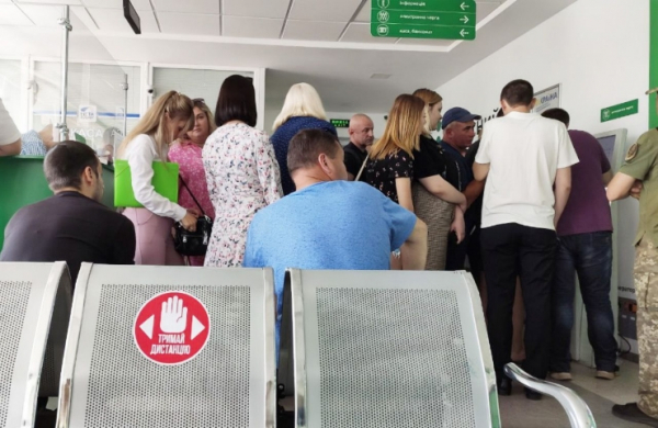 Проблемы с получением водительских прав в Полтаве: очереди, перекупщики и нехватка талонов